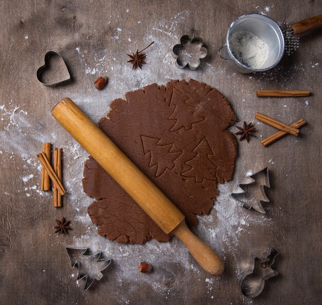 Rouleau à pâtisserie pâte à chocolat roulé sur une vieille table