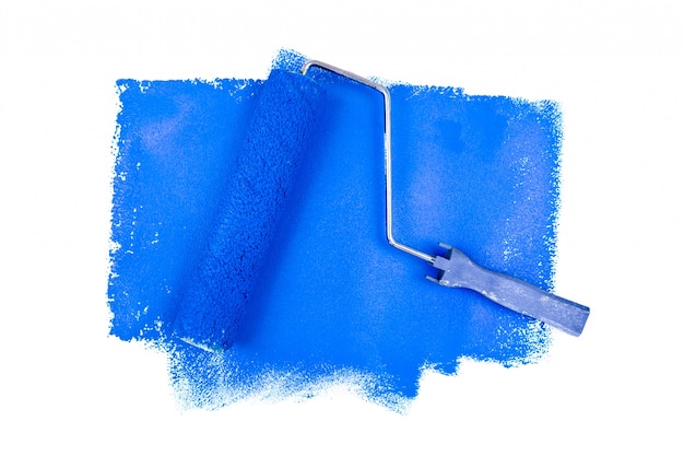 Rouleau à peinture sur les traces bleues