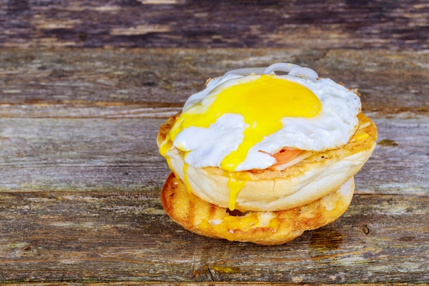 Rouleau de petit déjeuner avec bacon, saucisses et oeuf au plat.