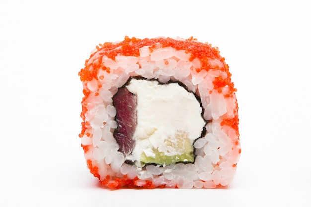 Rouleau de Philadelphie, rouleaux de sushi isolés sur fond blanc. Collection. Gros plan d'une délicieuse cuisine japonaise avec rouleau de sushi.