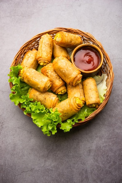 Rouleau de pommes de terre Samosa avec purée d'aloo