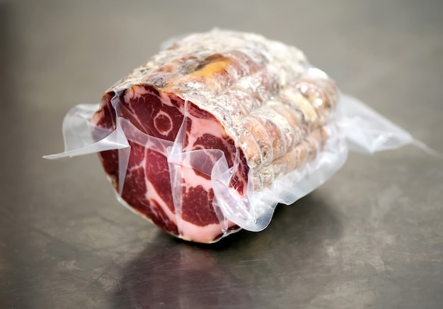 Rouleau de porc cuit à l'air sur table