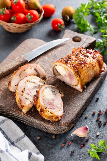 Rouleau de poulet farci au fromage et aux champignons, mise au point sélective