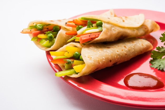 Rouleau de printemps aux légumes OU Wrap également connu sous le nom de Franky, à base de Paneer et de légumes farcis à l'intérieur de Chapati ou Roti. Servi avec du ketchup aux tomates. Mise au point sélective