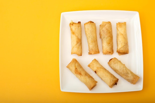 Photo rouleau de printemps également connu sous le nom d'egg roll sur plat blanc