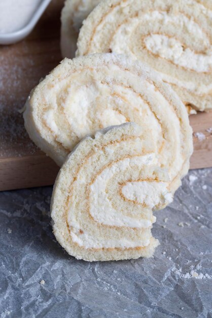 Un rouleau roulé de gâteau moelleux et de garniture au caillé sucré