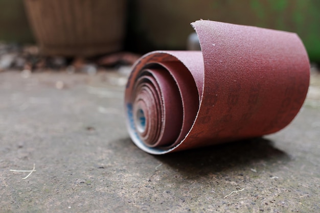 Un rouleau de sablage pour les murs sur le sol