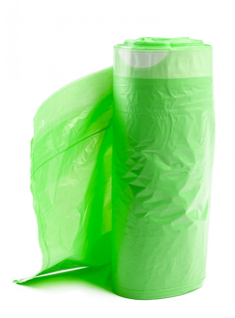 Rouleau de sacs à ordures en plastique isoler sur blanc