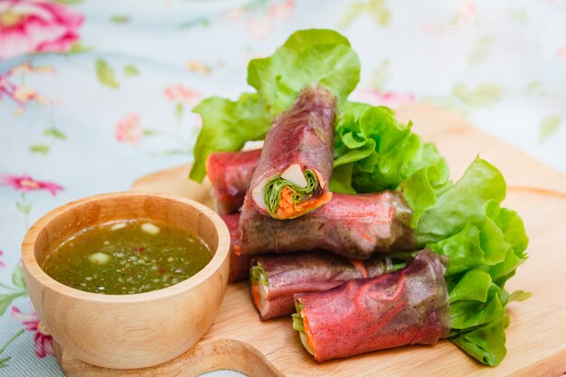 Rouleau à salade pour la santé, rouleau de printemps de légumes frais, nourriture propre.