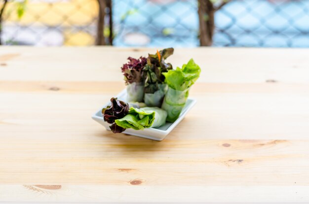 Rouleau de salade, rouleau de printemps aux nouilles de légumes frais, nourriture propre