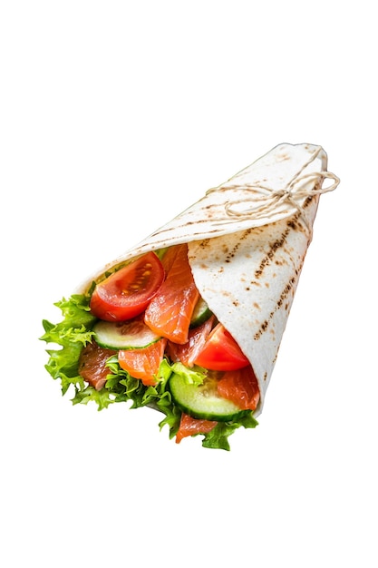 Rouleau de saumon Tortilla Wrap avec salade de légumes isolé sur fond blanc