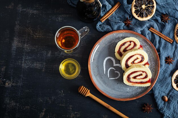 Photo rouleau suisse avec confiture de fraise rouleau de gelée avec décoration