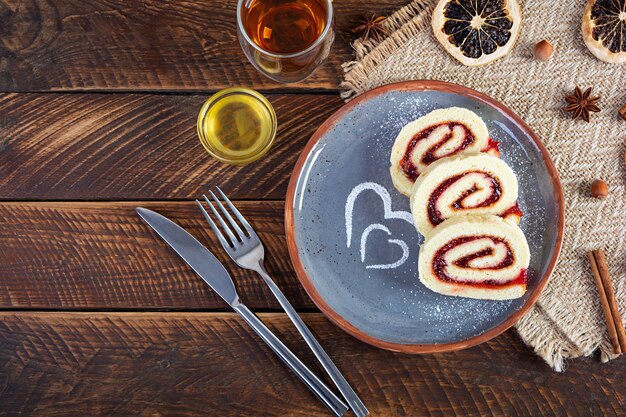 Photo rouleau suisse avec confiture de fraise rouleau de gelée avec décoration