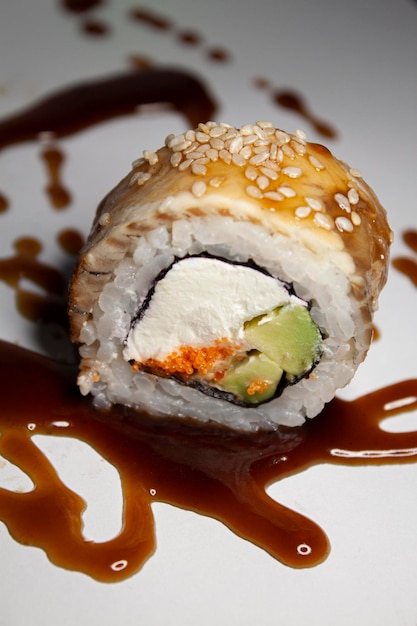 Rouleau de sushi à l'anguille avec unagi souse pas de fond blanc