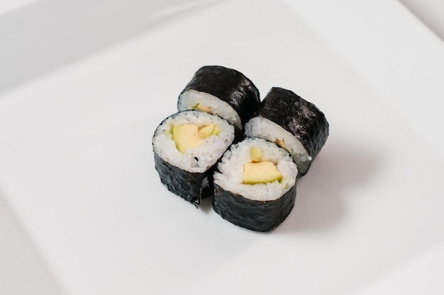 Rouleau de sushi arc-en-ciel uramaki hosomaki et nigiri Cuisine orientale japonaise Rouleaux de sushi à l'avocat