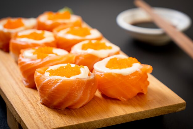 rouleau de sushi au saumon frais avec mayonnaise et œuf de crevette