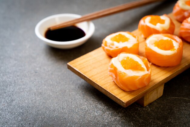 rouleau de sushi au saumon frais avec mayonnaise et œuf de crevette