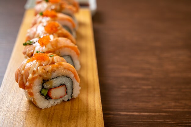 rouleau de sushi au saumon grillé avec sauce