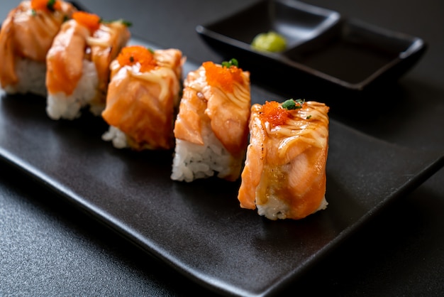 rouleau de sushi au saumon grillé avec sauce