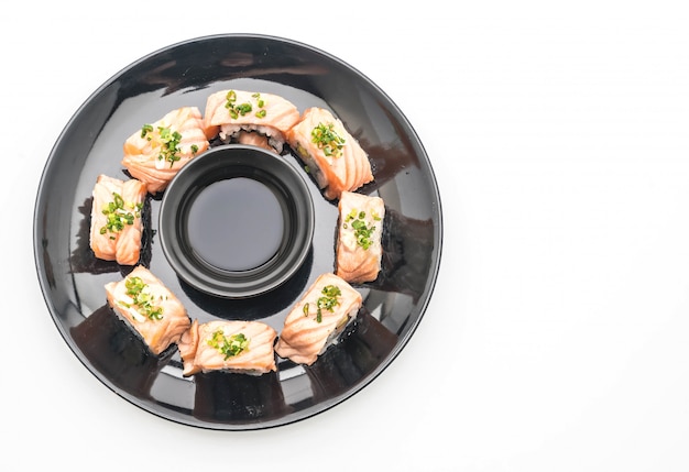 Photo rouleau de sushi au saumon grillé - style de cuisine japonaise