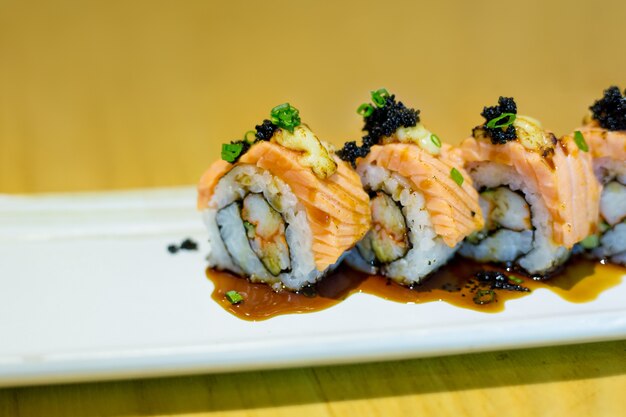 Rouleau de sushi au saumon grillé
