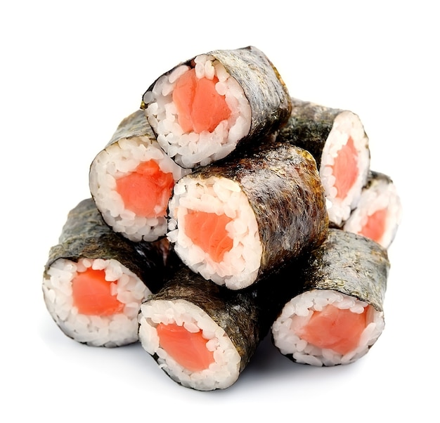 Rouleau de sushi au saumon isolé.