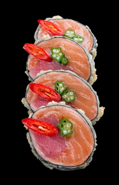 Rouleau de sushi au saumon et thon sur fond noir