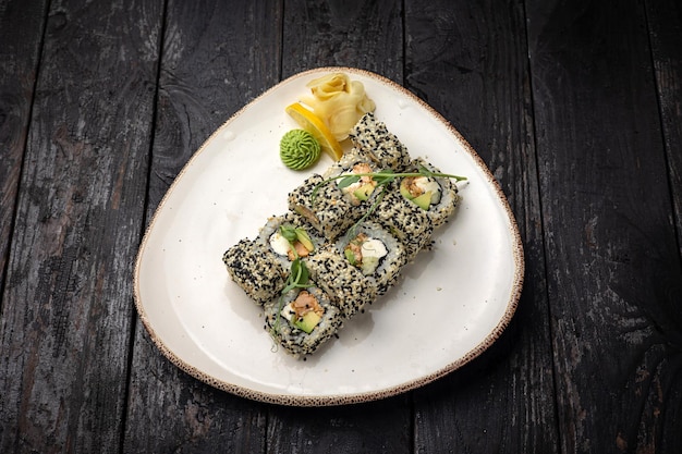 rouleau de sushi au wasabi sur l'assiette. nourriture délicieuse, gros plan