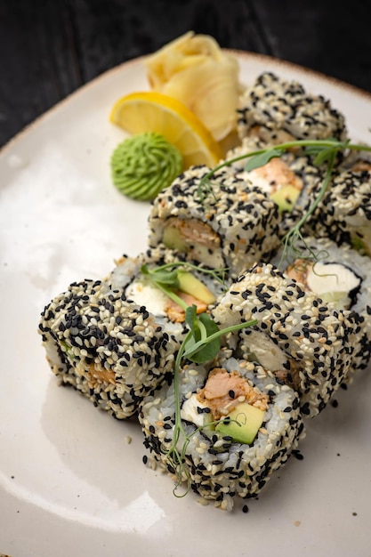 rouleau de sushi au wasabi sur l'assiette. nourriture délicieuse, gros plan