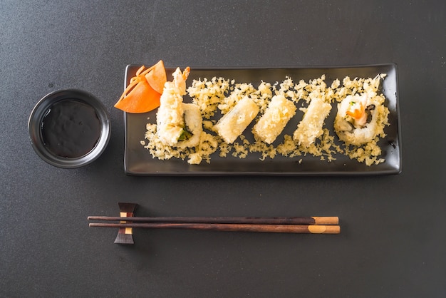 Rouleau de sushi aux crevettes tempura