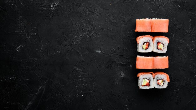 Rouleau de sushi aux fruits de mer Vue de dessus Sur un fond en bois blanc