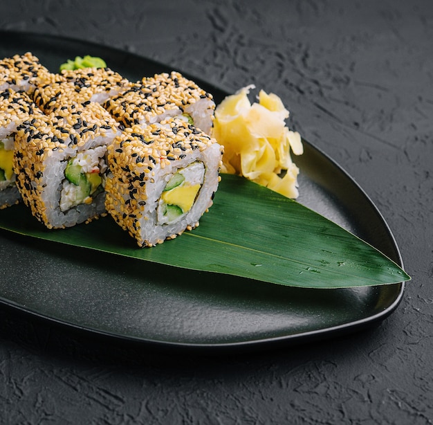 Rouleau de sushi aux légumes à l'avocat et au sésame