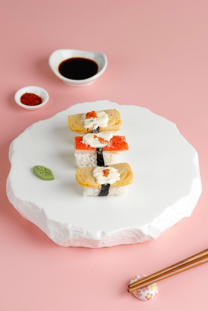 Rouleau De Sushi Aux œufs Tamago Sur Plaque Blanche