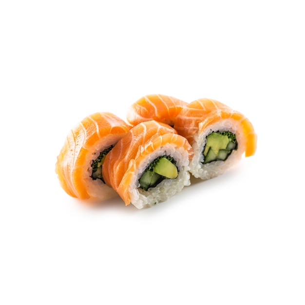 Rouleau de sushi de Californie isolé sur fond blanc.