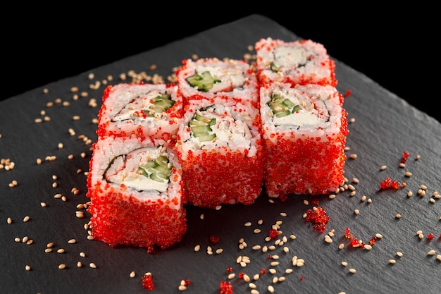 Rouleau de sushi de Californie avec des œufs de tobiko.