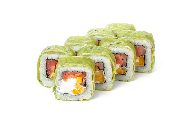 Rouleau de sushi de cuisine japonaise isolé sur fond blanc