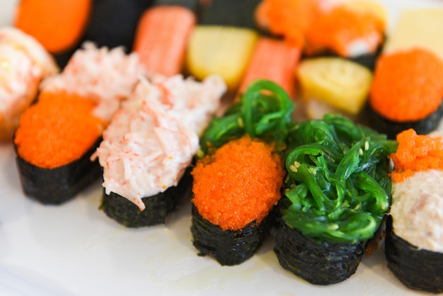 Rouleau de sushi à la cuisine japonaise avec œuf de Tobiko Caviar rouge, sauce à la crème nori