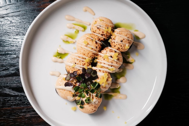 Rouleau de sushi de cuisine japonaise sur la vue de dessus de la plaque