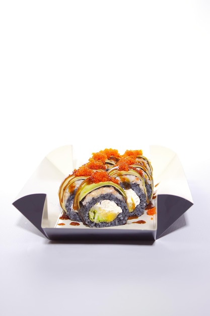 rouleau de sushi à l'encre de seiche au riz noir