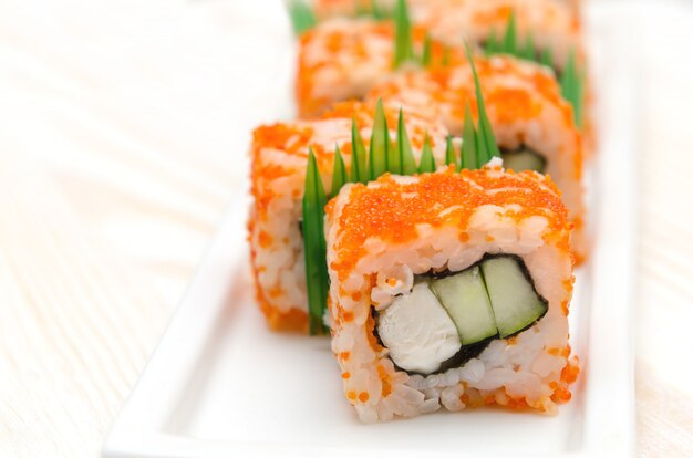 Rouleau de sushi fait maison avec bâtonnet de crabe et concombre