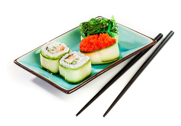 Rouleau de sushi sur fond blanc