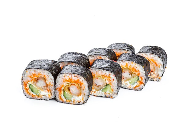 Rouleau de sushi avec des ingrédients frais isolés sur fond blanc