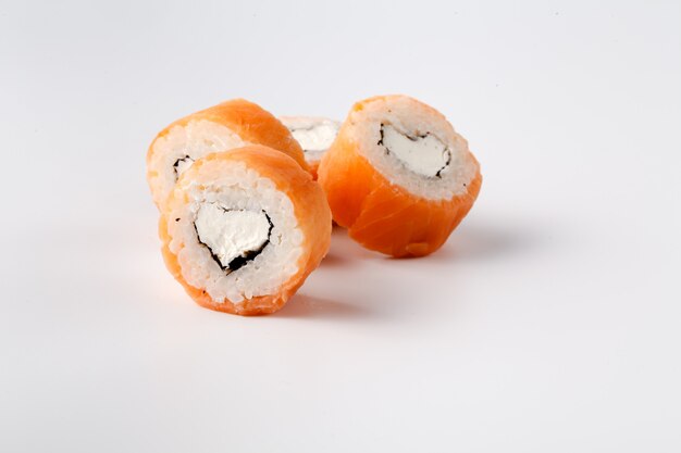 Rouleau de sushi isolé sur blanc.