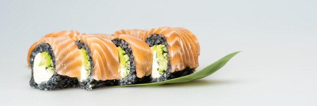 rouleau de sushi isolé sur blanc.