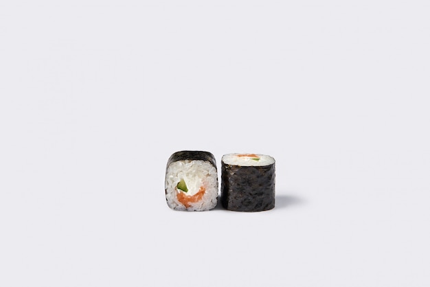 rouleau de sushi isolé sur espace blanc