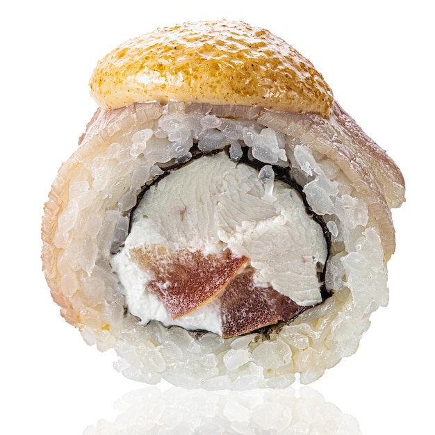 Rouleau Sushi isolé sur fond blanc. Vue rapprochée avec réflexion.