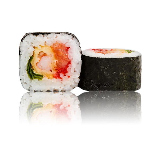 Rouleau de sushi isolé avec réflexion.