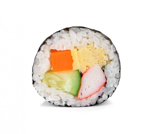 rouleau de sushi isolé