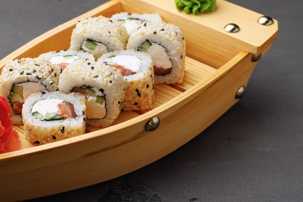 Rouleau de sushi japonais sur assiette close up