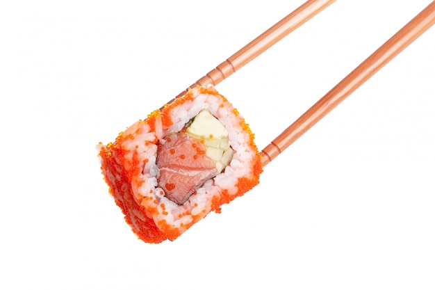 Rouleau de sushi japonais frais isolé sur blanc